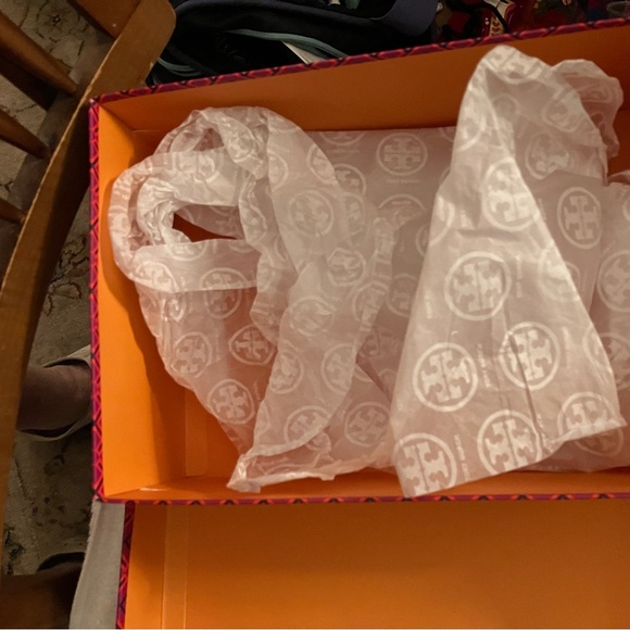 Tory Burch empty box🌺🥰plus a shopping bag💝🌺 - Picture 11 of 14
